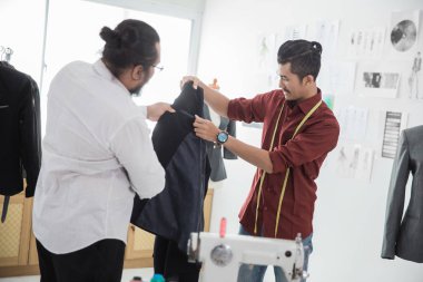 iki erkek moda tasarımcısı tartışıyor