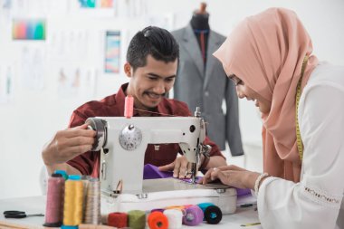 kadın ve adam terzi dikiş makinesi kullanma