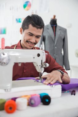 Moda Tasarımcısı kullanarak dikiş makinesi