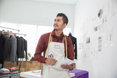 Asyalı erkek moda tasarımcısı 