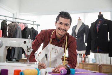 Moda Tasarımcısı bazı tasarım çizim