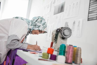 çalışan kadın terzi