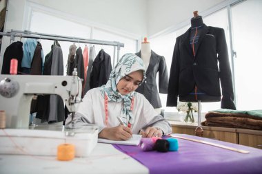 çalışan kadın terzi