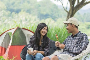 Doğa kamp içinde iki Asyalı Çift