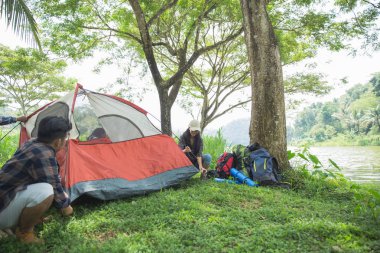 turist yardım etmek her diğer hazırla çadır