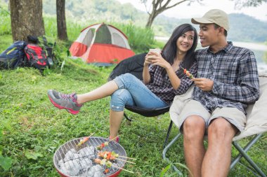 Doğa kamp içinde iki Asyalı Çift