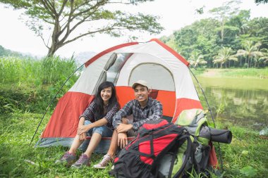 Çift seyahat ve kamp sırasında vakit