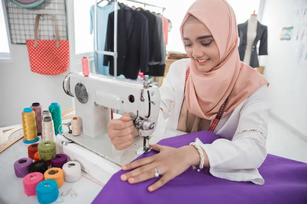 Diseñador de moda hacer un traje —  Fotos de Stock