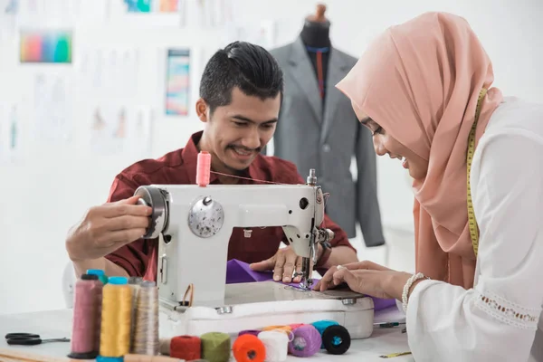 kadın ve adam terzi dikiş makinesi kullanma