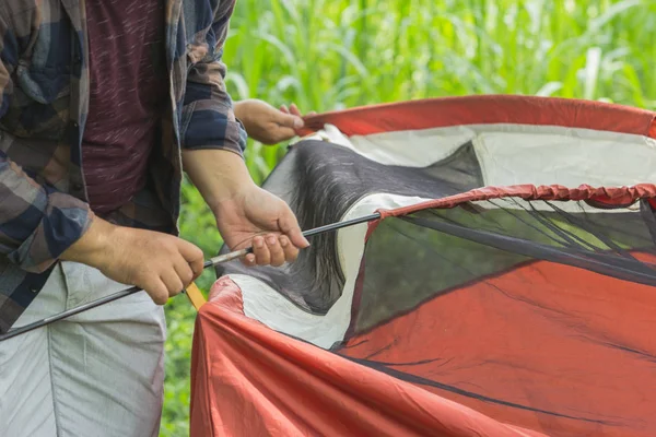 Man zetten de tent — Stockfoto