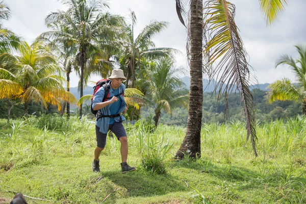 Homem com mochila correndo — Fotografia de Stock