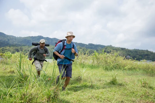 Due escursionisti fuori trekking — Foto Stock