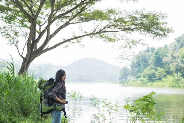 산길에 하이킹 하는 여성 등산객 — 스톡 사진