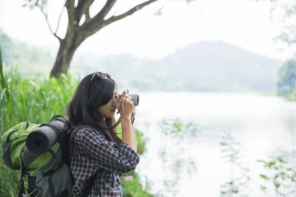 Femme prenant des photos avec caméra pendant la randonnée — Photo