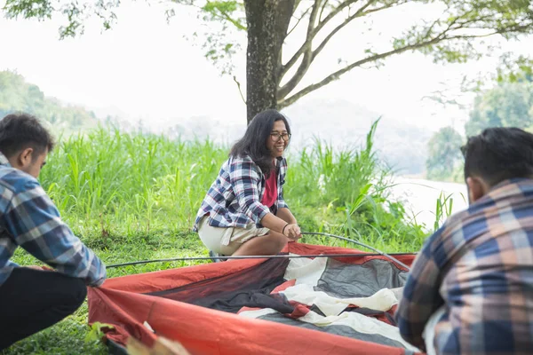Potret Sekelompok Teman Pejalan Kaki Mendirikan Tenda Luar — Stok Foto