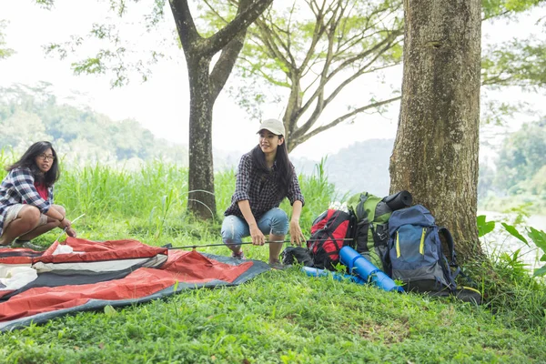 Dziewczyna przygotować namiot natura turystyki koncepcja — Zdjęcie stockowe