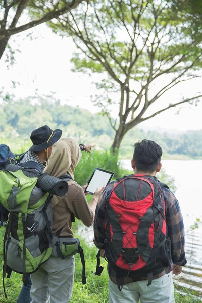 Vrienden wandelen in de zomer buiten activiteit — Stockfoto