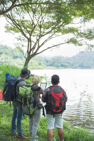 Bosque cerca del lago usando tableta pc — Foto de Stock