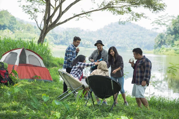 Vrienden ontspannen buiten tenten op Camping — Stockfoto