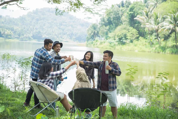 Vriendschap Hangout reizen bestemming. glas cheers — Stockfoto