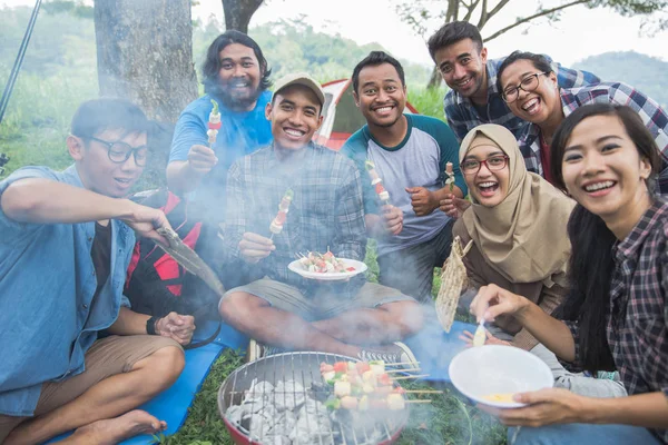 Barbekü birlikte kamp sırasında ormanda