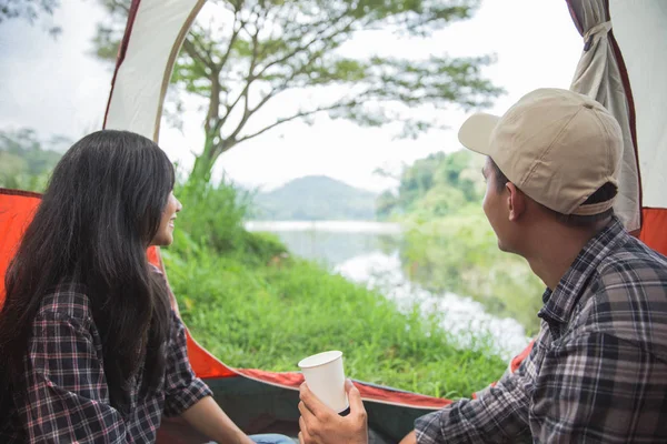 Couple camping by a lake — Stock Photo, Image