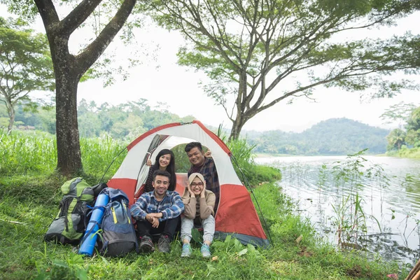 Acampar junto a un lago con amigos —  Fotos de Stock