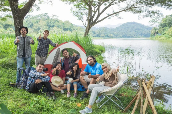 People camping showing thumb up — Stock Photo, Image