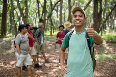 Erkek uzun yürüyüşe çıkan kimse başparmak yukarı