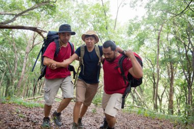 adam yürüyüş sırasında kalkmak için yardıma ihtiyacım olacak