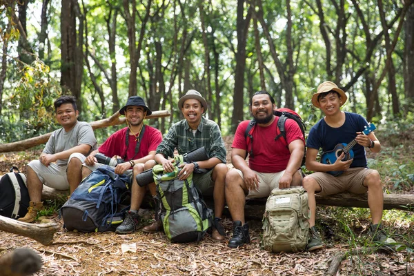 Jóvenes amigos senderismo juntos — Foto de Stock