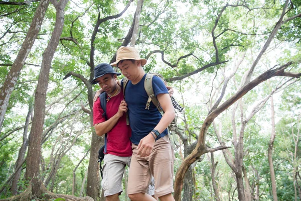 徒步旅行时支持朋友散步 — 图库照片