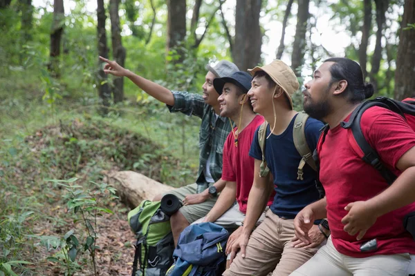 Asiatiska hiker sitter och pekar — Stockfoto