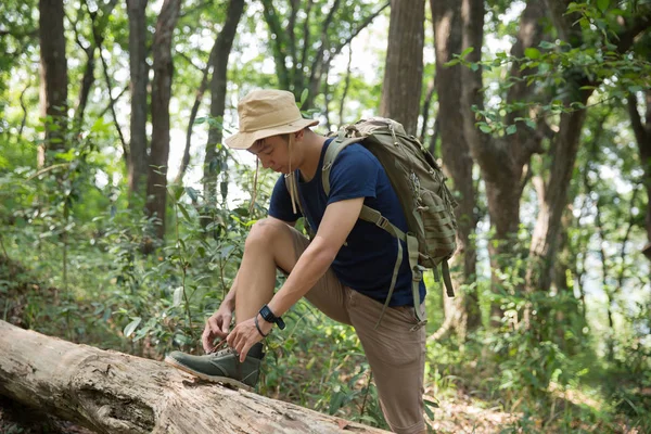Człowiek Wiązanie Butów Podczas Wędrówki Lesie — Zdjęcie stockowe
