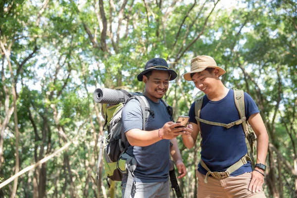 Man met mobiele telefoon in het bos — Stockfoto