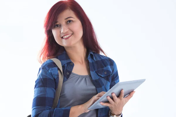 Женщина рыжая студентка колледжа держит планшет ПК — стоковое фото