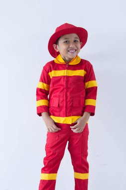 Küçük çocuk bir itfaiyeci rol