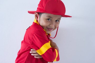 Küçük çocuk yakından gibi davran bir itfaiyeci