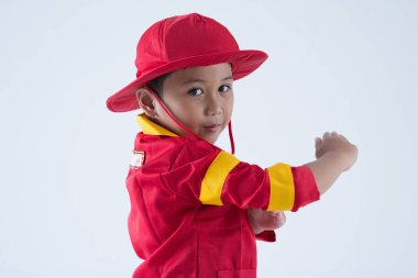 Yakından bir çocuk gibi davran bir itfaiyeci