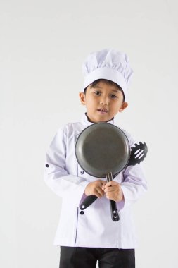 Sevimli çocuk beyaz arka plan üzerinde üniforma şef