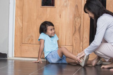 Anne ile ayakkabı giy