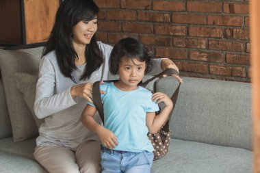 Annem sırt çantası kızı gönderdi.