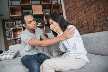 Üzücü Kadın 'ı Rahatlatan Adam