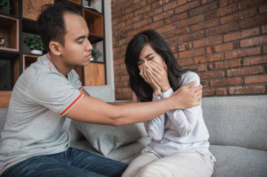 Kocası ona üzgün yas karın rahatlatıcı