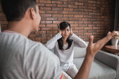 Çift kanepede tartışmayı