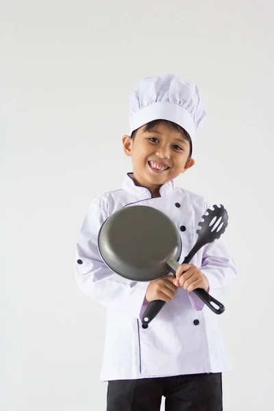 Зубастый мальчик в форме шеф-повара на белом фоне — стоковое фото
