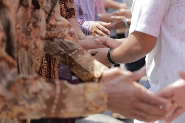 Shake hand in muslim celebration — Stock Photo, Image