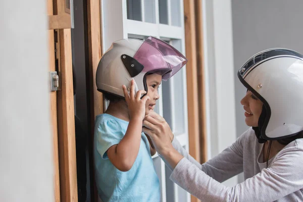 Šťastné malé děvče nosit helmu — Stock fotografie