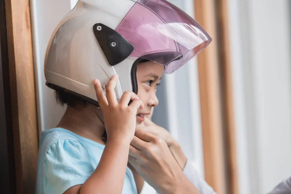 Meisje dragen helm — Stockfoto