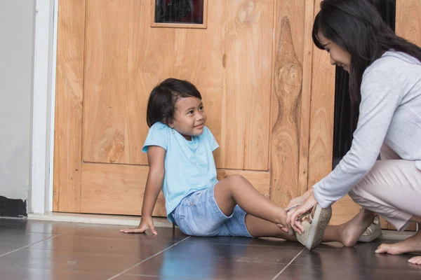 Anne ile ayakkabı giy